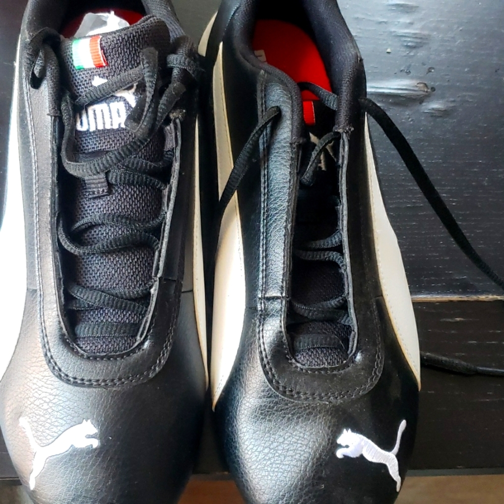 Tennis shoes